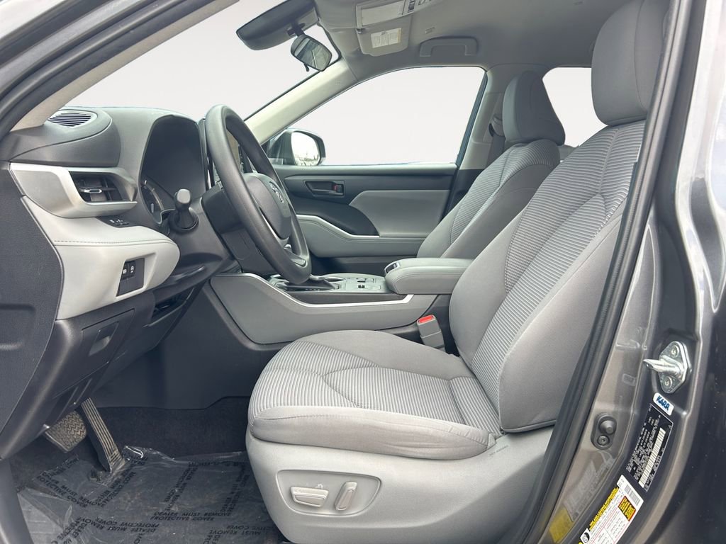 Used 2023 Toyota Highlander L FWD image 7