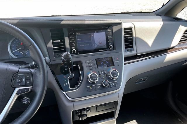 Used 2020 Toyota Sienna XLE w/ XLE Navigation Package FWD image 6