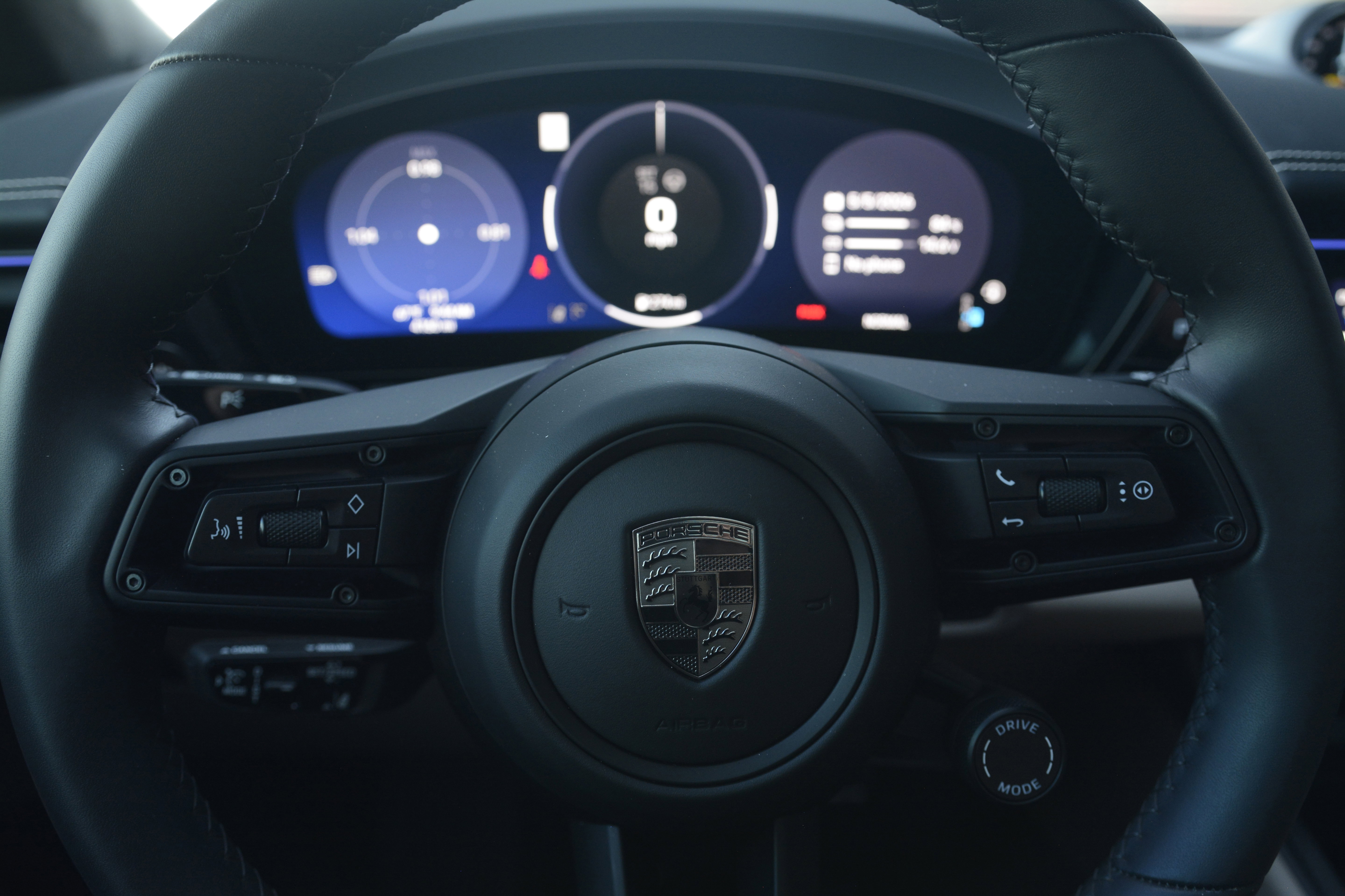 Certified 2025 Porsche Macan Turbo Electric AWD/4WD image 15