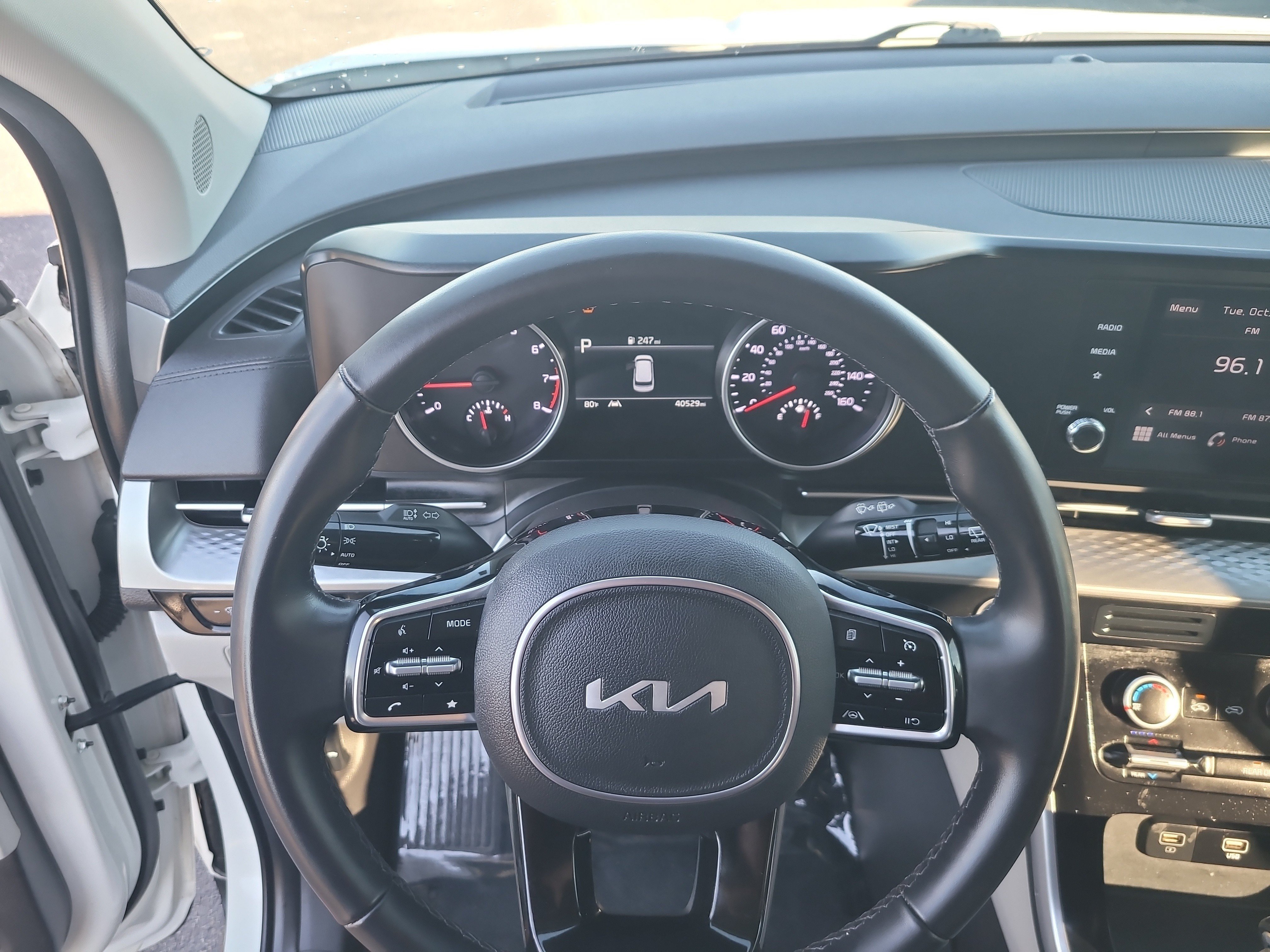 Used 2024 Kia Carnival LX FWD image 26