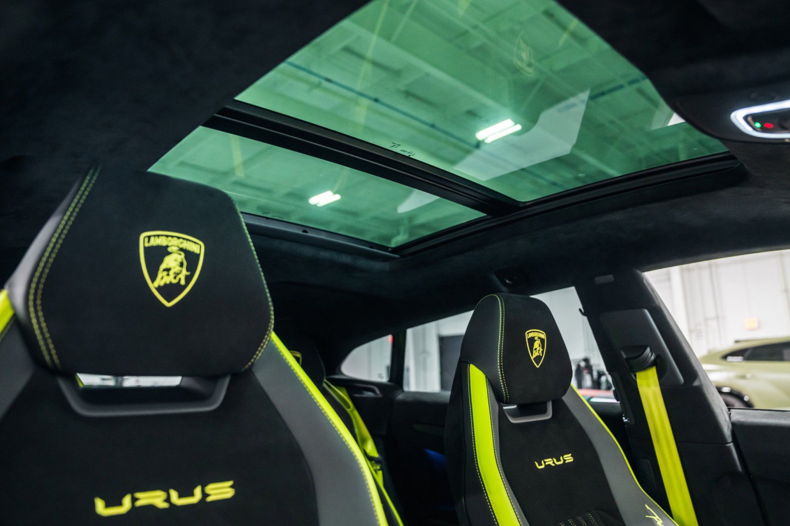 Used 2024 Lamborghini Urus Performante AWD/4WD image 32