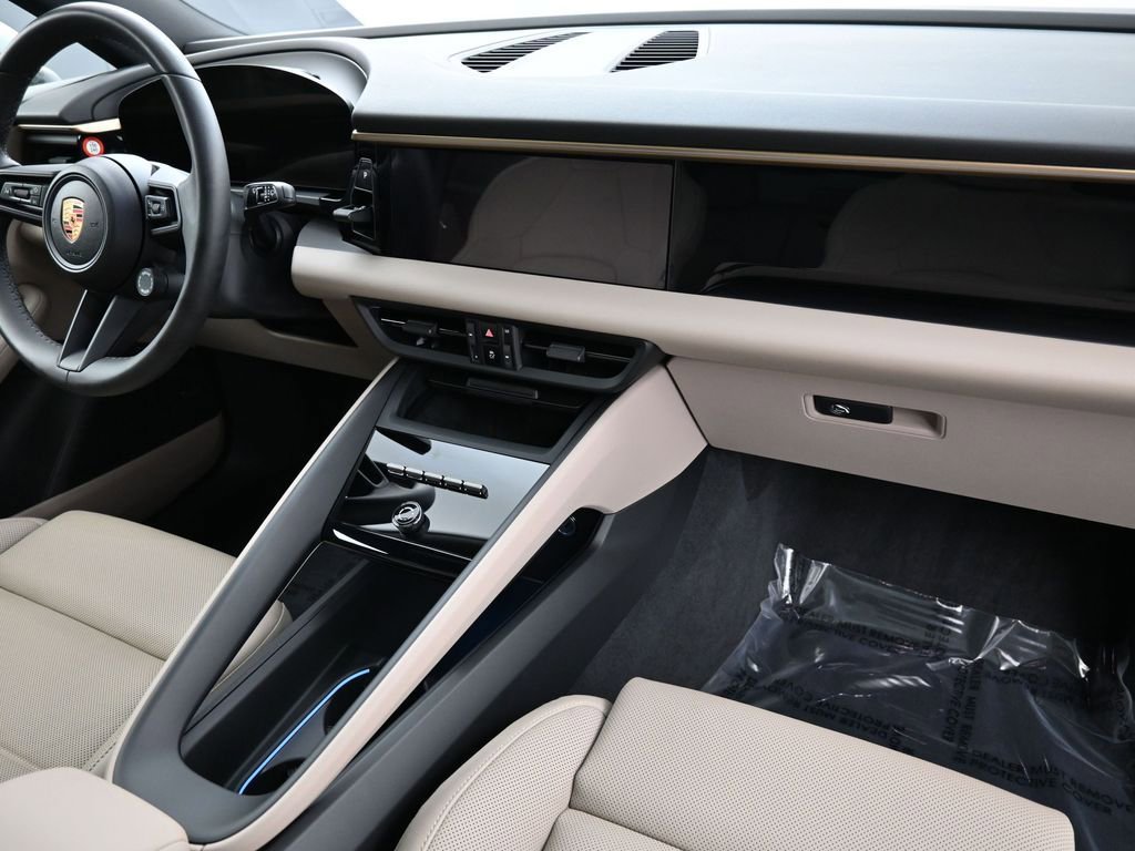 Certified 2025 Porsche Macan 4 Electric image 27