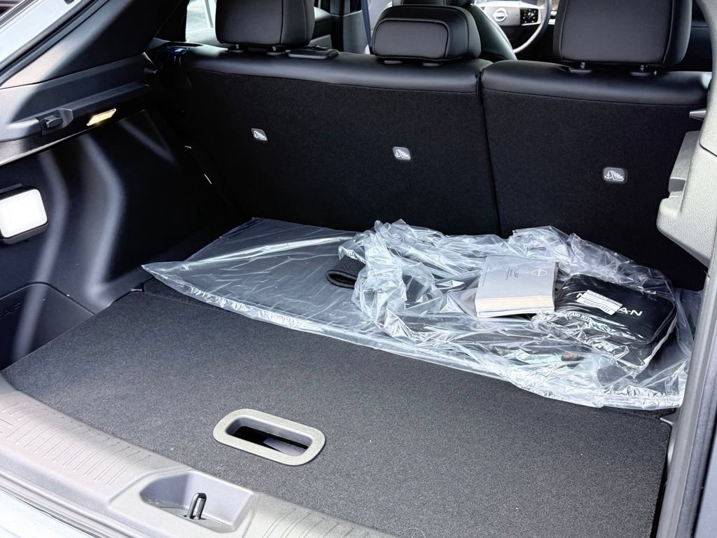 New 2026 Nissan Leaf Platinum+ w/ Cargo Package (Platinum+) FWD image 27