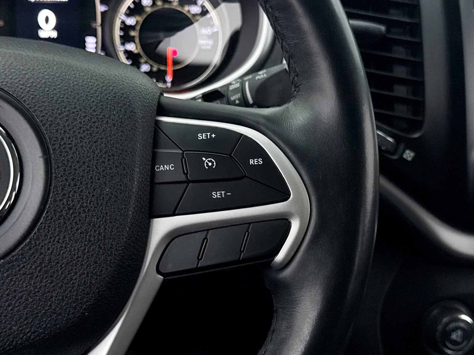 Used 2018 Jeep Cherokee Latitude Plus w/ Cold Weather Group image 31