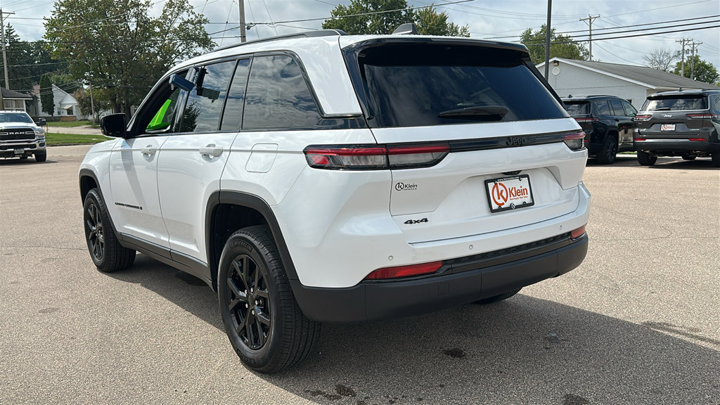 Used 2025 Jeep Grand Cherokee Altitude AWD/4WD image 6