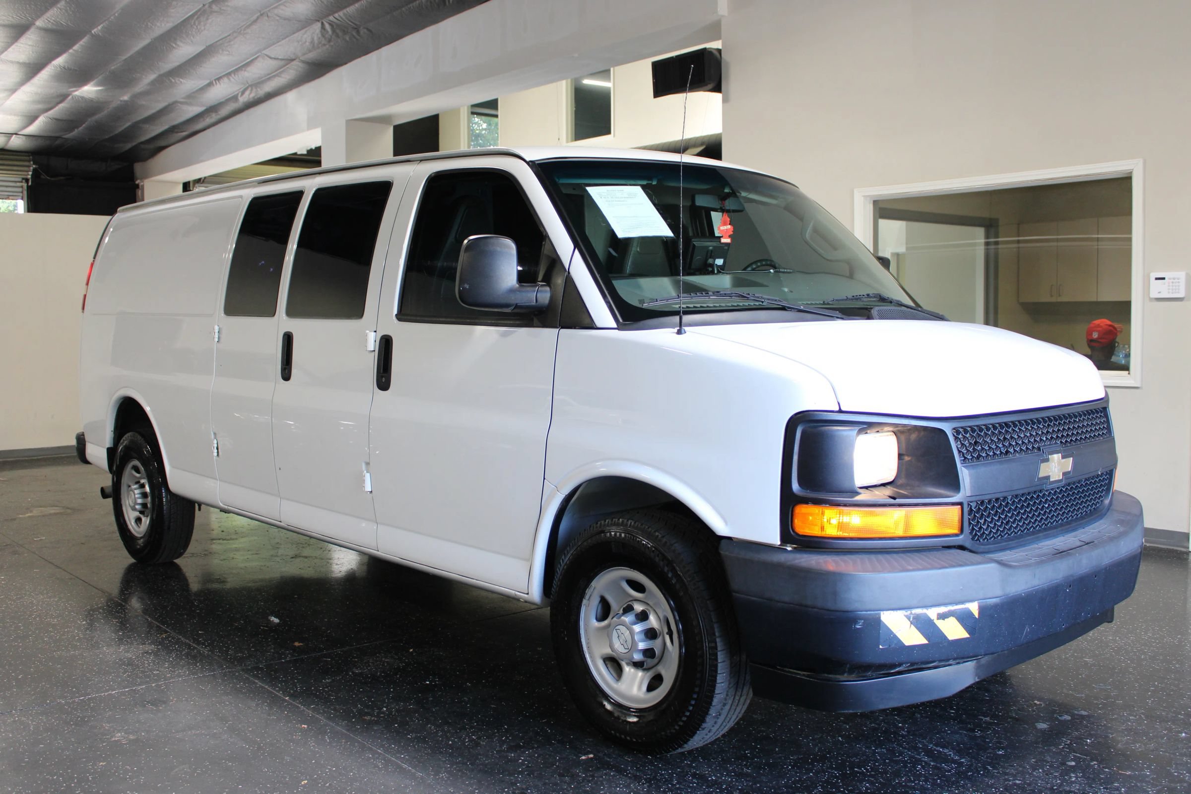 Used 2017 Chevrolet Express 2500 Extended RWD image 1