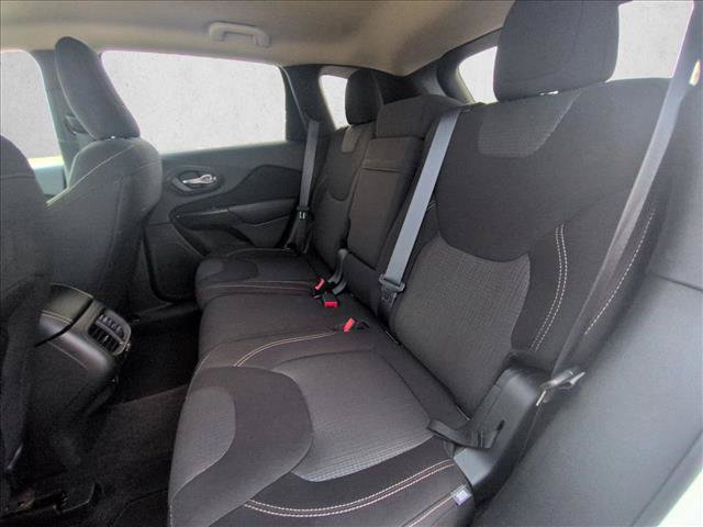 Used 2017 Jeep Cherokee Latitude FWD image 16