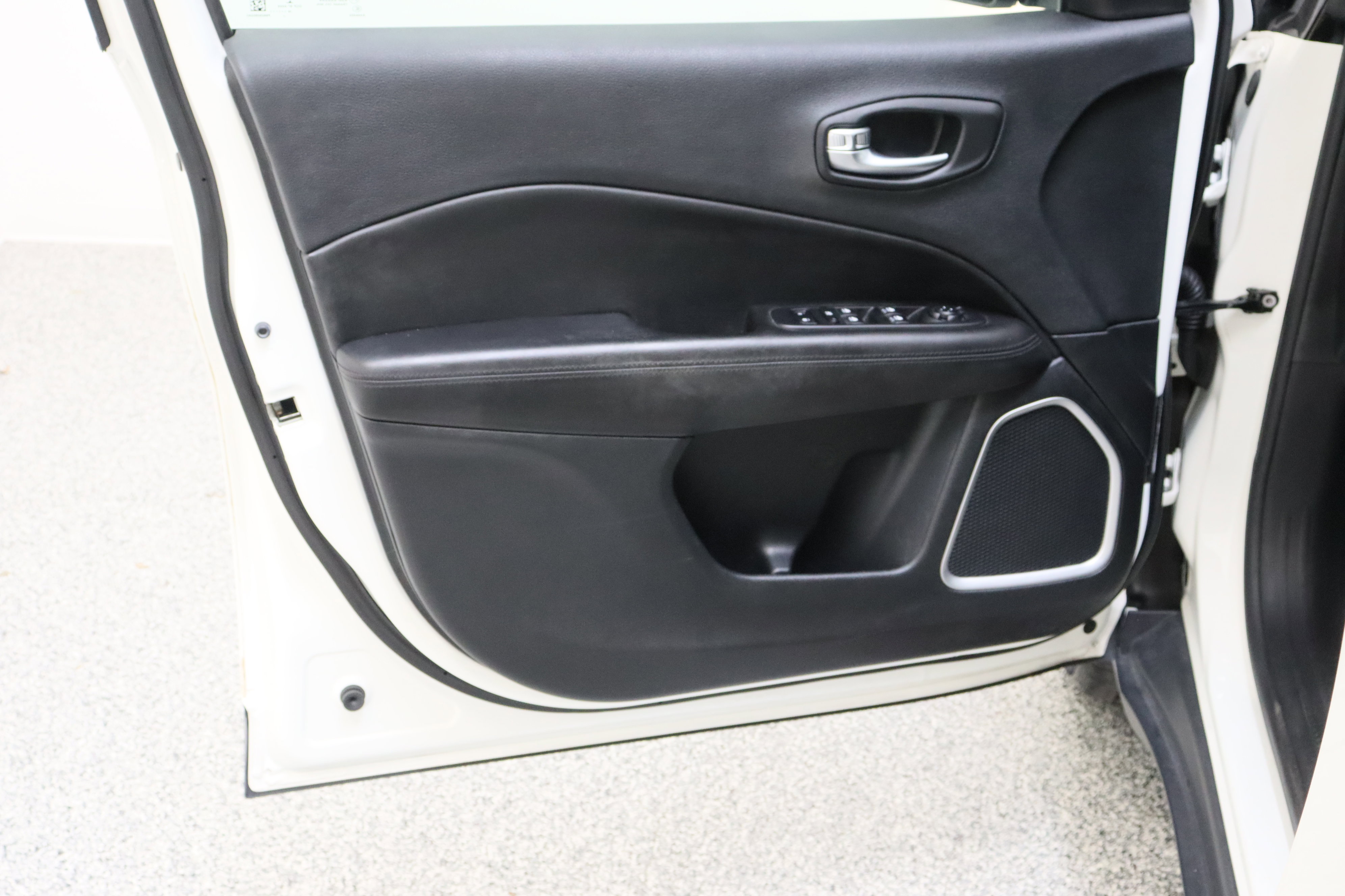 Used 2019 Jeep Compass Latitude image 12