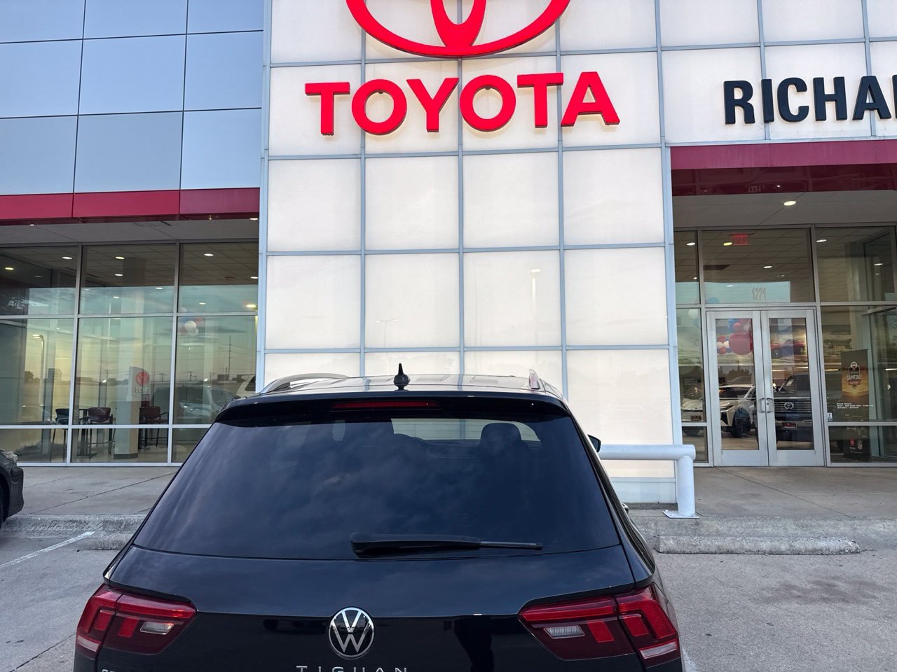 Used 2024 Volkswagen Tiguan SE w/ Panoramic Sunroof Package FWD image 4