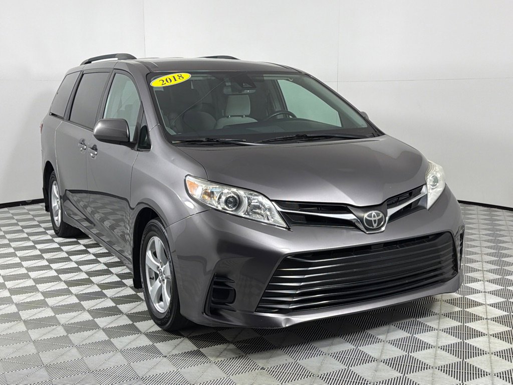 Used 2018 Toyota Sienna LE FWD image 3