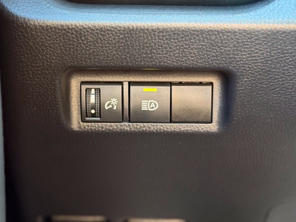 Used 2021 Toyota RAV4 LE AWD/4WD image 23