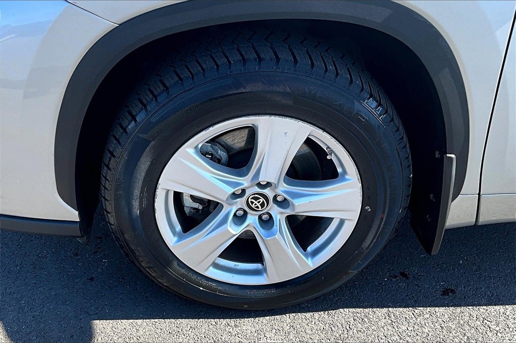 Used 2024 Toyota Highlander LE image 9
