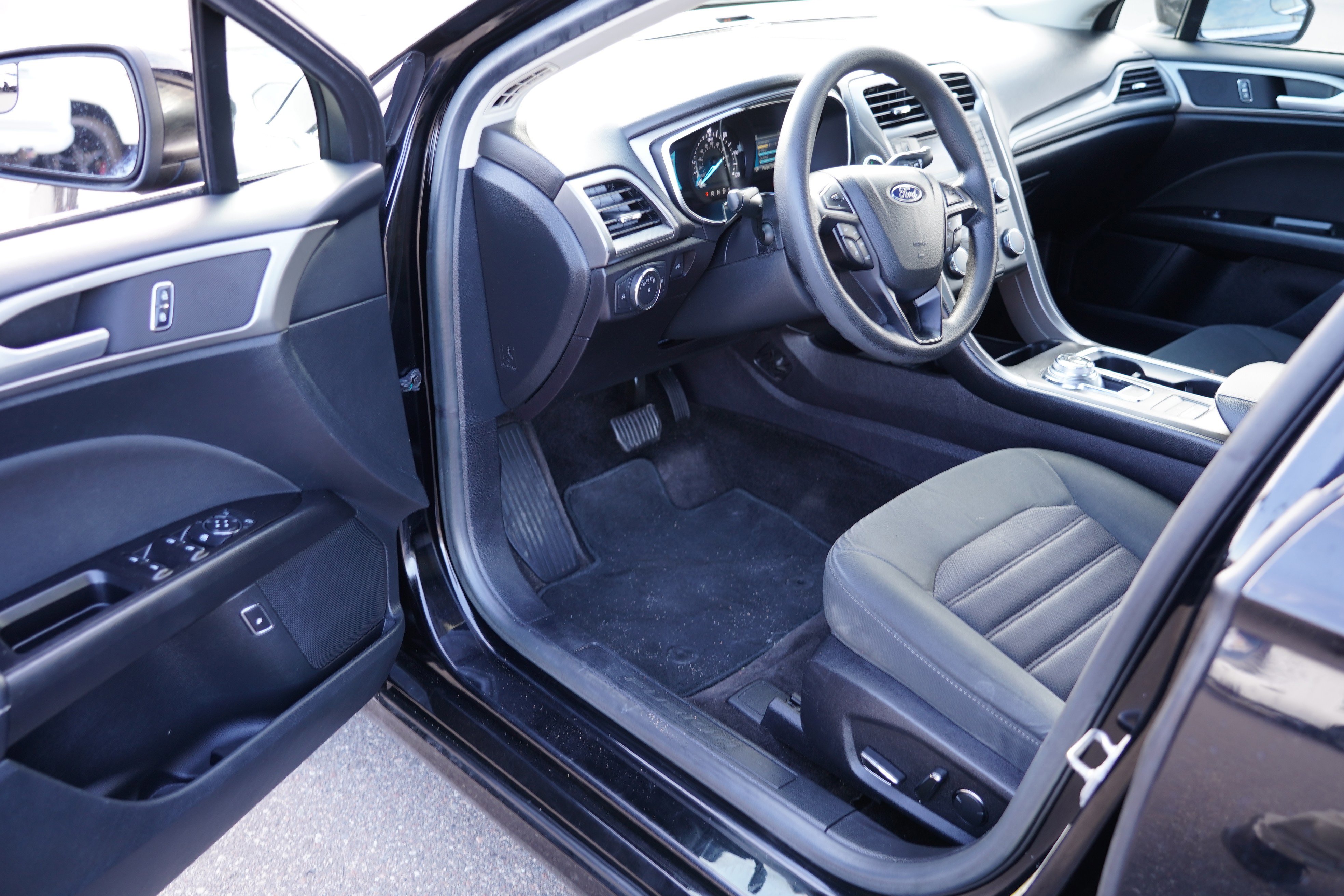 Used 2017 Ford Fusion SE image 13