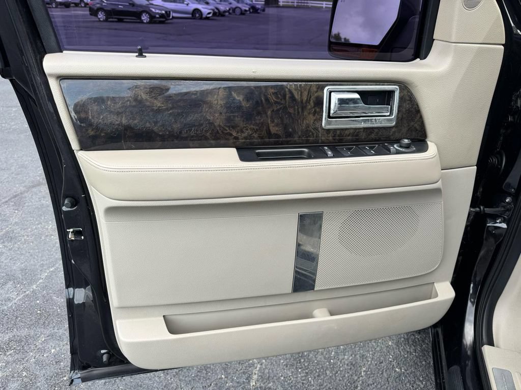 Used 2015 Lincoln Navigator 4WD image 11