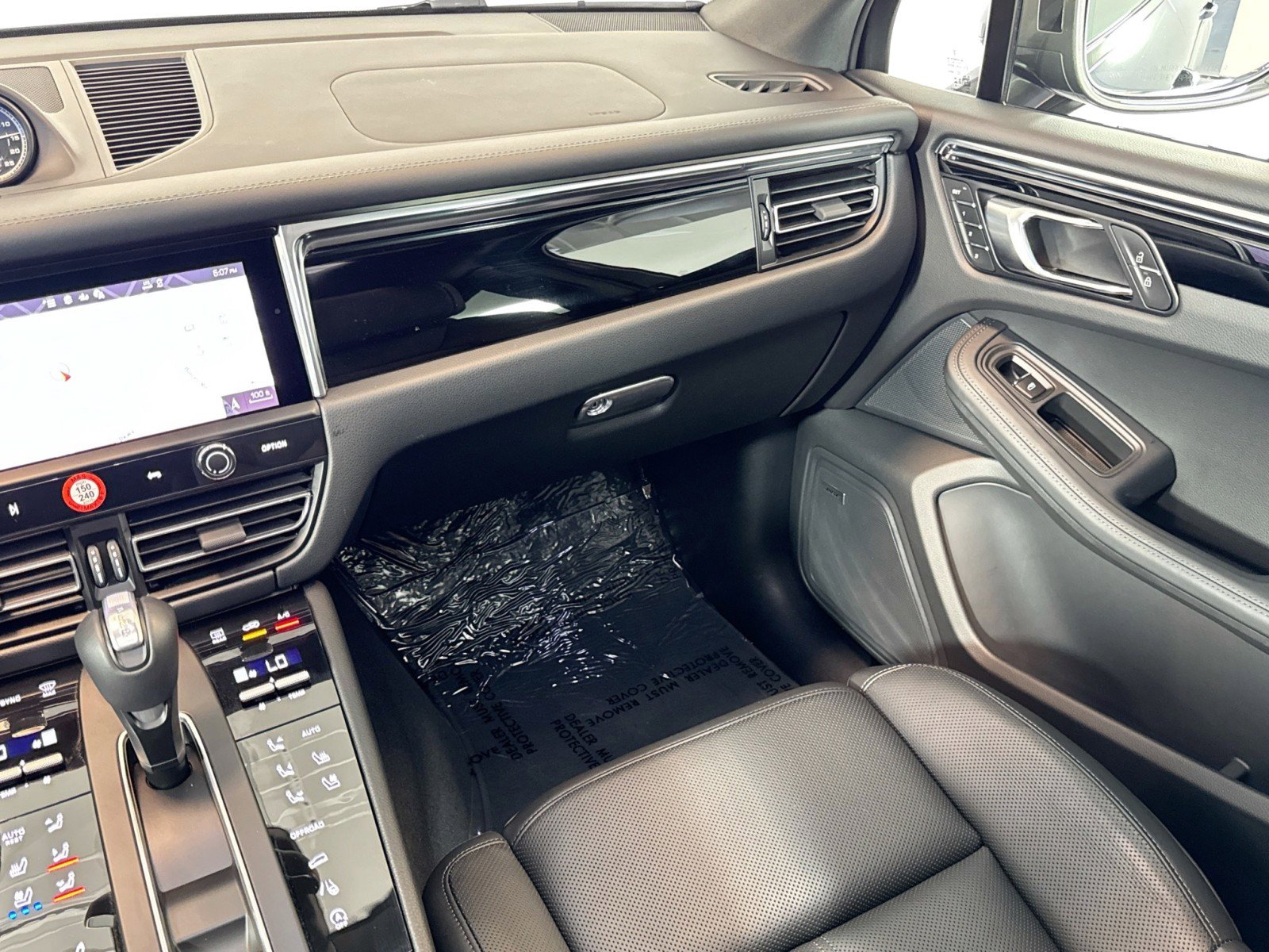 Certified 2025 Porsche Macan AWD/4WD image 21