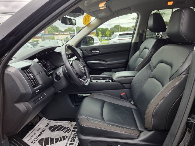 Used 2025 Nissan Pathfinder SL AWD/4WD image 16