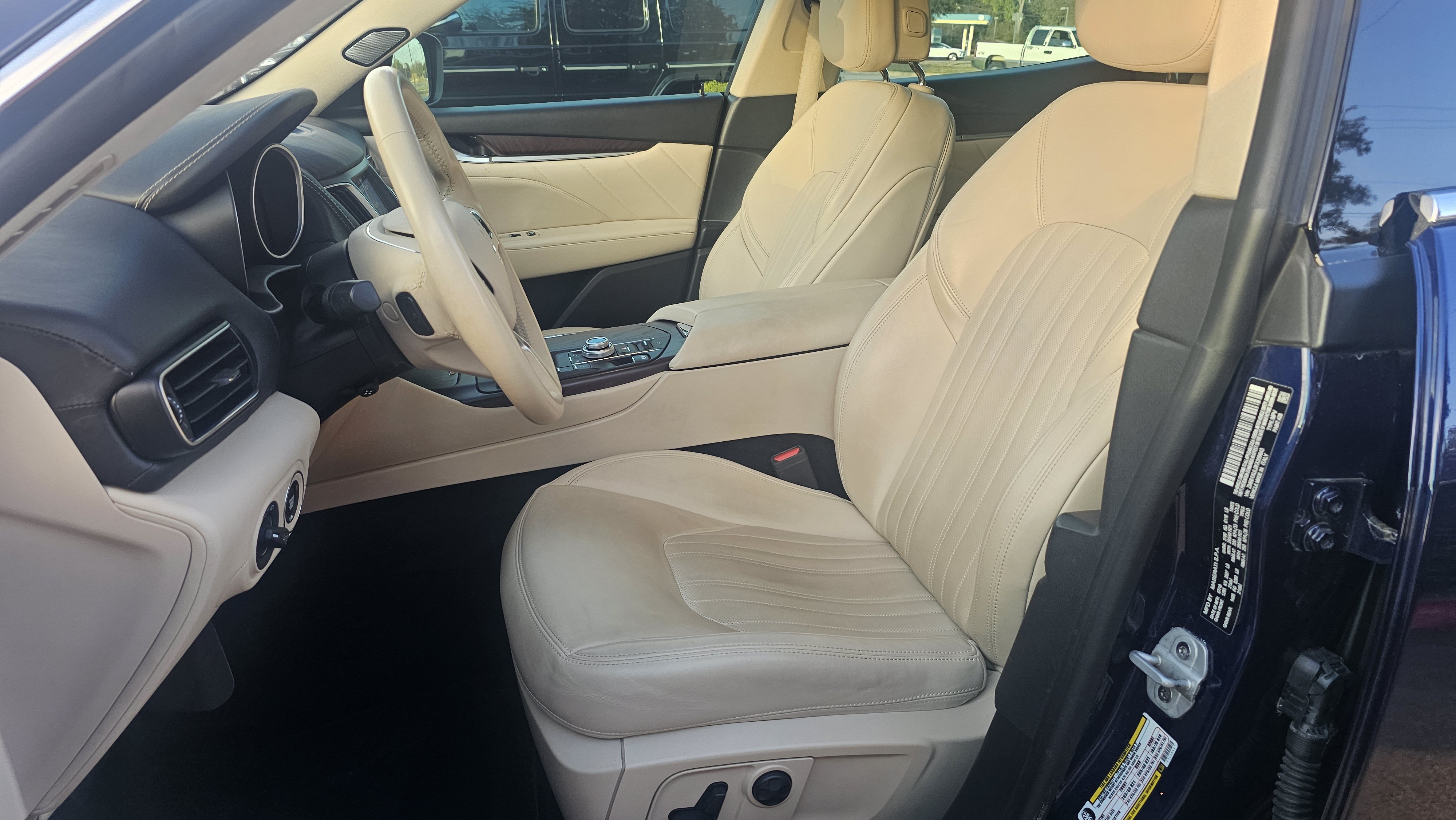 Used 2019 Maserati Levante GranLusso AWD/4WD image 31