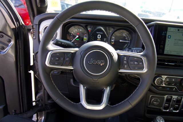 Used 2025 Jeep Wrangler Unlimited Sahara w/ Safety Group AWD/4WD image 16