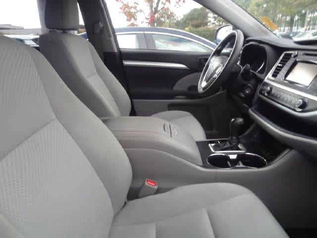 Used 2019 Toyota Highlander LE AWD/4WD image 9