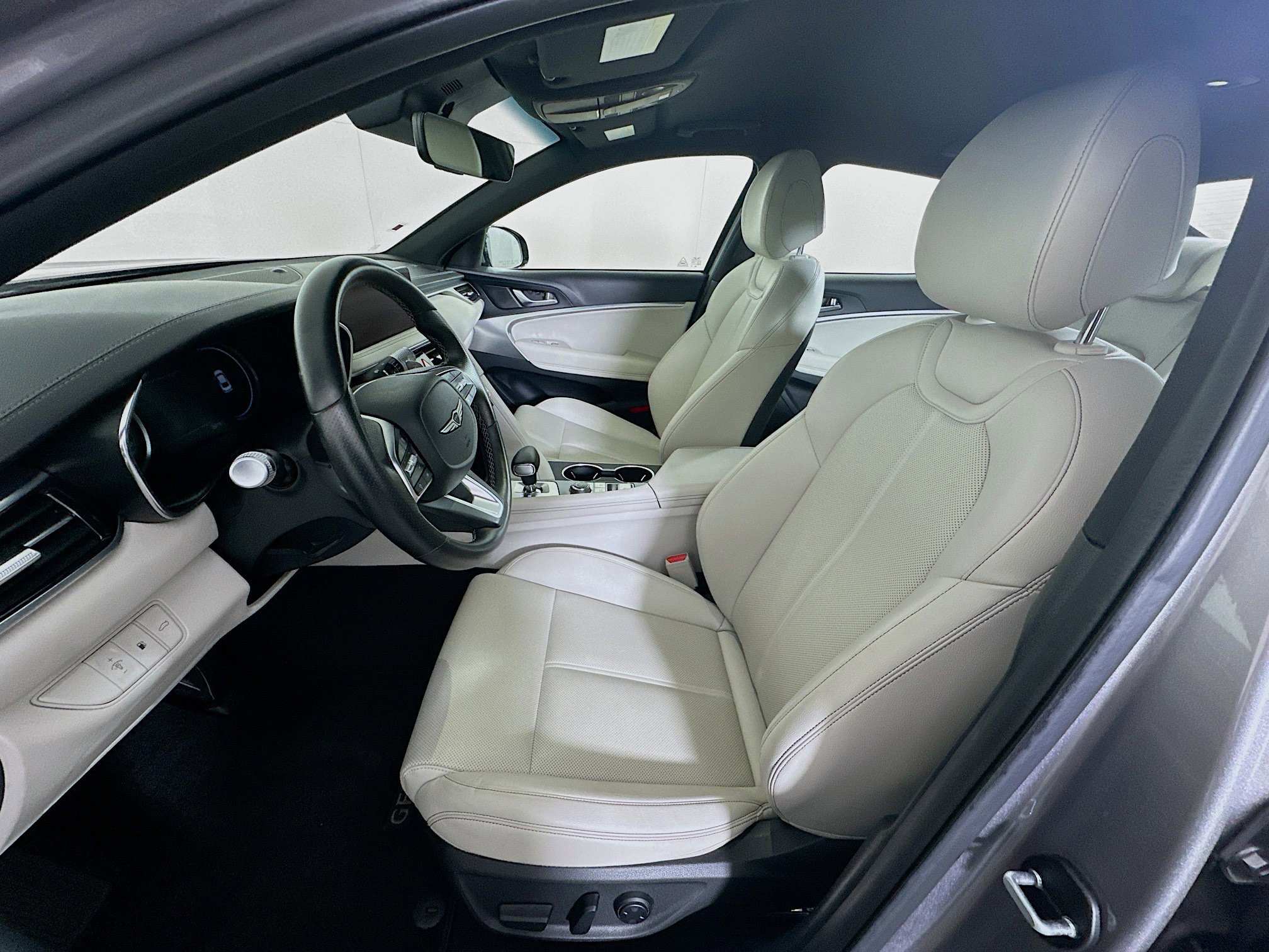 Used 2025 Genesis G70 2.5T image 13