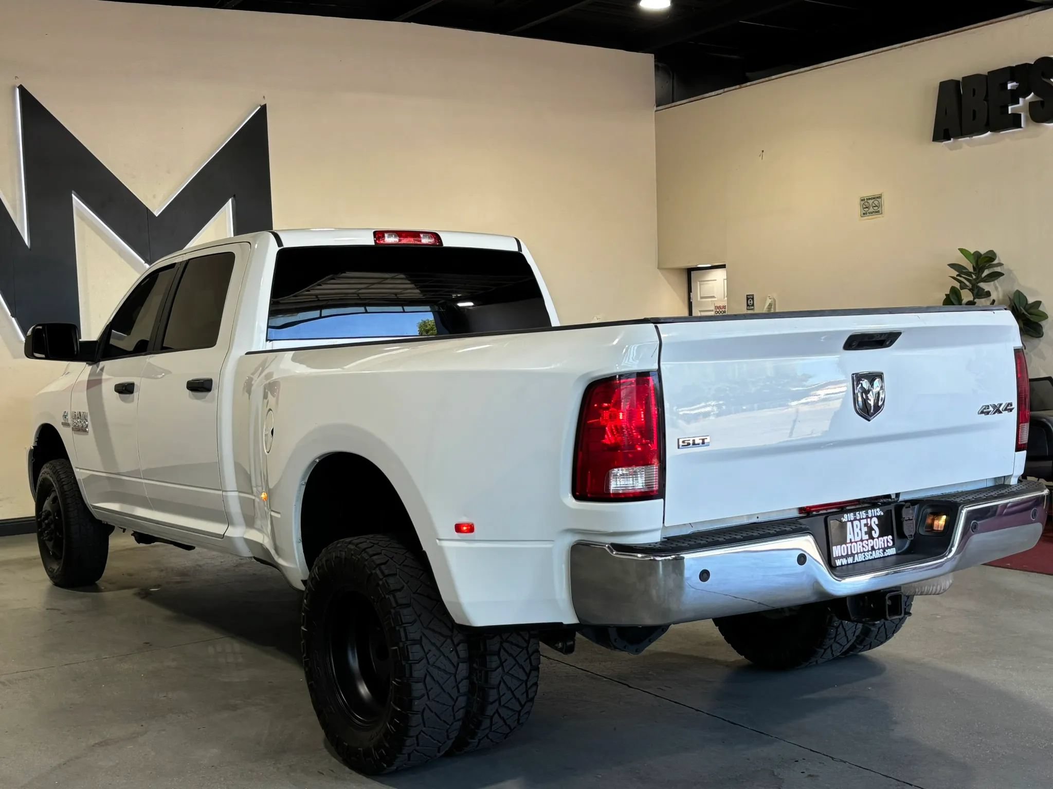 Used 2018 RAM 3500 SLT w/ Luxury Group AWD/4WD image 4