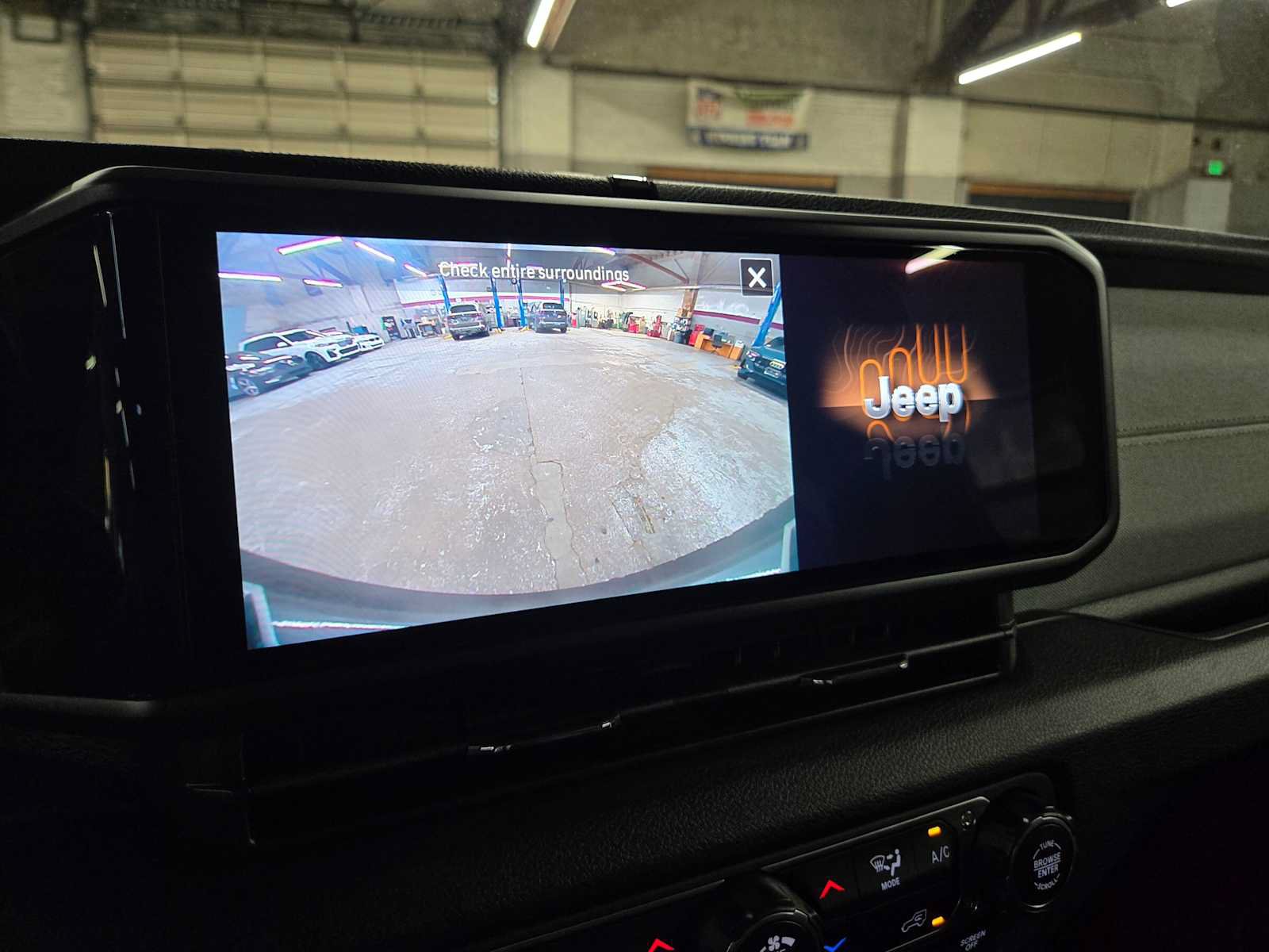 Used 2024 Jeep Wrangler Unlimited AWD/4WD image 28
