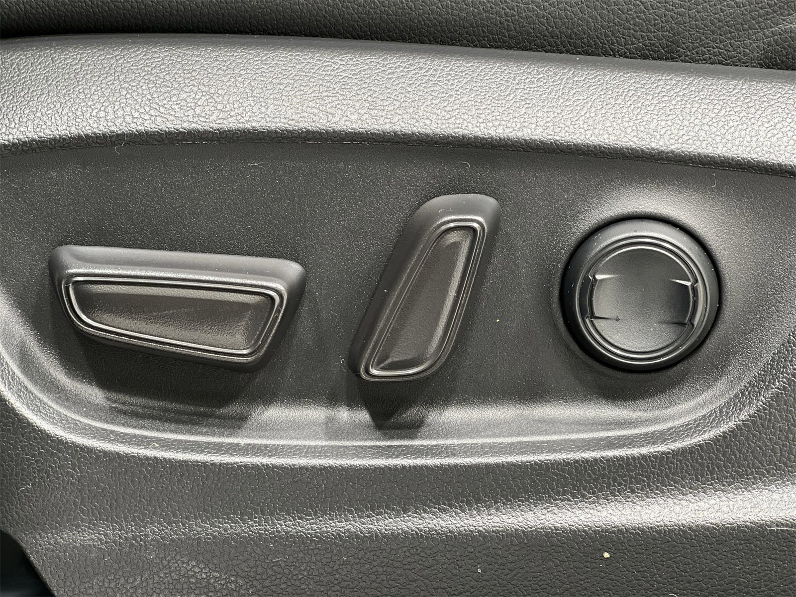 Used 2022 Toyota Corolla Cross XLE image 12