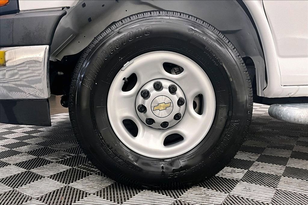 Used 2025 Chevrolet Express 2500 w/ Driver Convenience Package RWD image 6