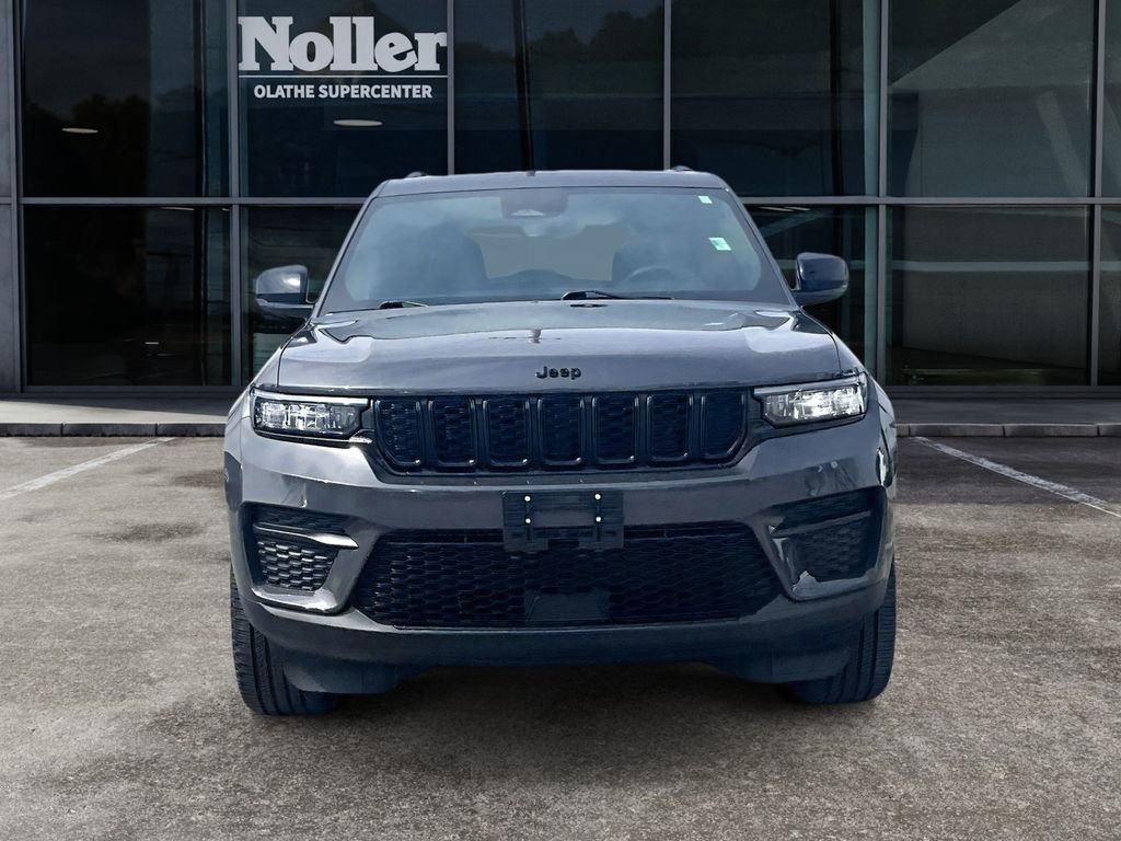 Used 2023 Jeep Grand Cherokee Altitude image 3