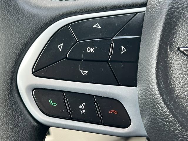 Used 2023 Chrysler Pacifica Touring-L FWD image 21