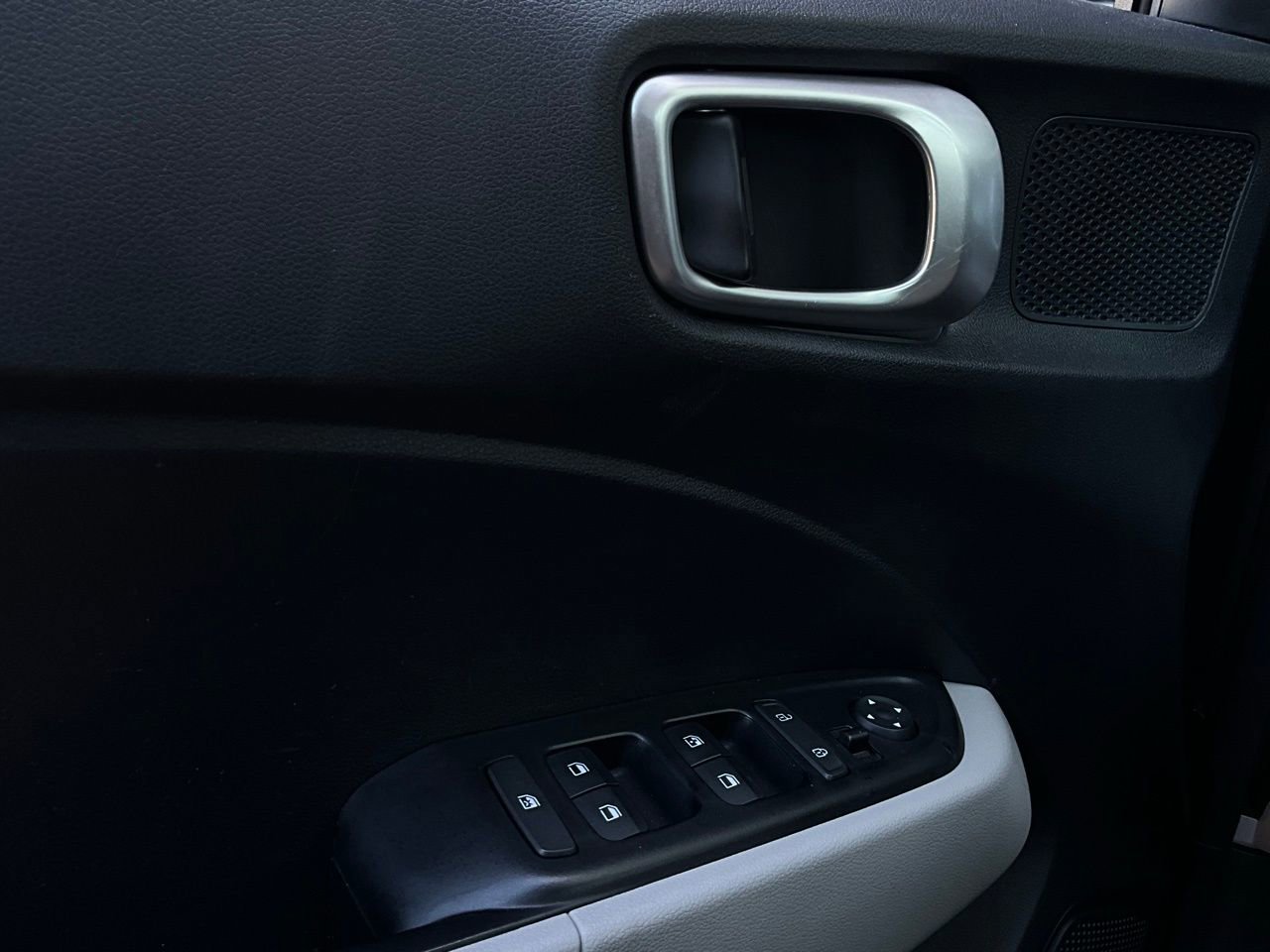 Used 2025 Hyundai Venue SEL image 21