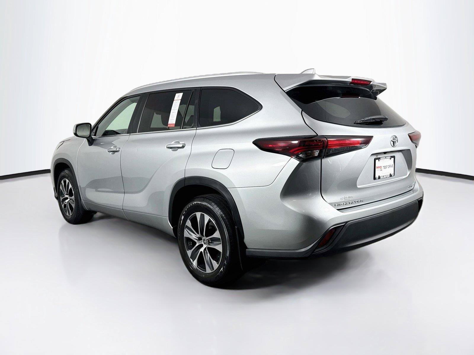 Used 2024 Toyota Highlander XLE AWD/4WD image 13