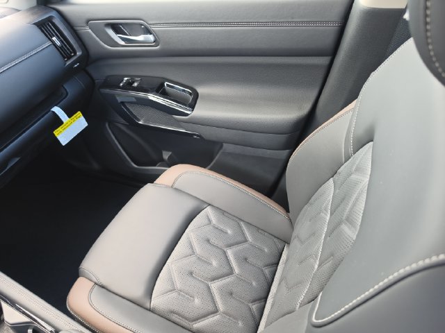 New 2026 Nissan Pathfinder Platinum FWD image 16