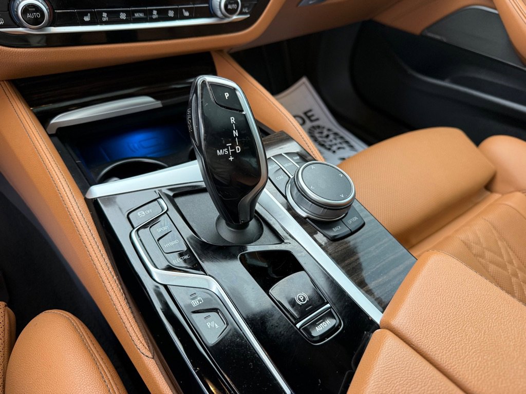 Used 2022 BMW 530e w/ Premium Package image 21