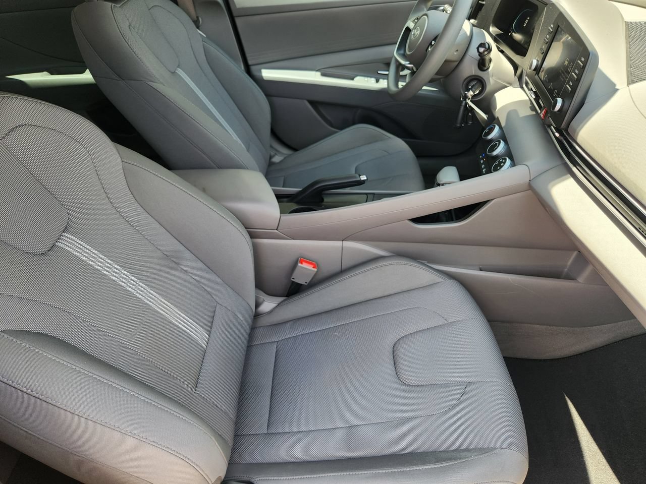 Certified 2025 Hyundai Elantra SE FWD image 11