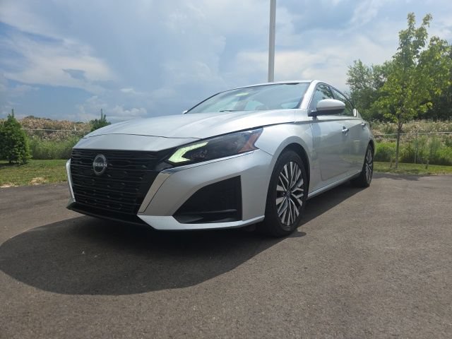 Used 2023 Nissan Altima 2.5 SV w/ SV Premium Package FWD image 2