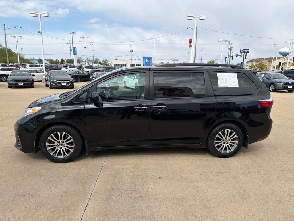 Used 2019 Toyota Sienna XLE w/ XLE Navigation Package FWD image 9