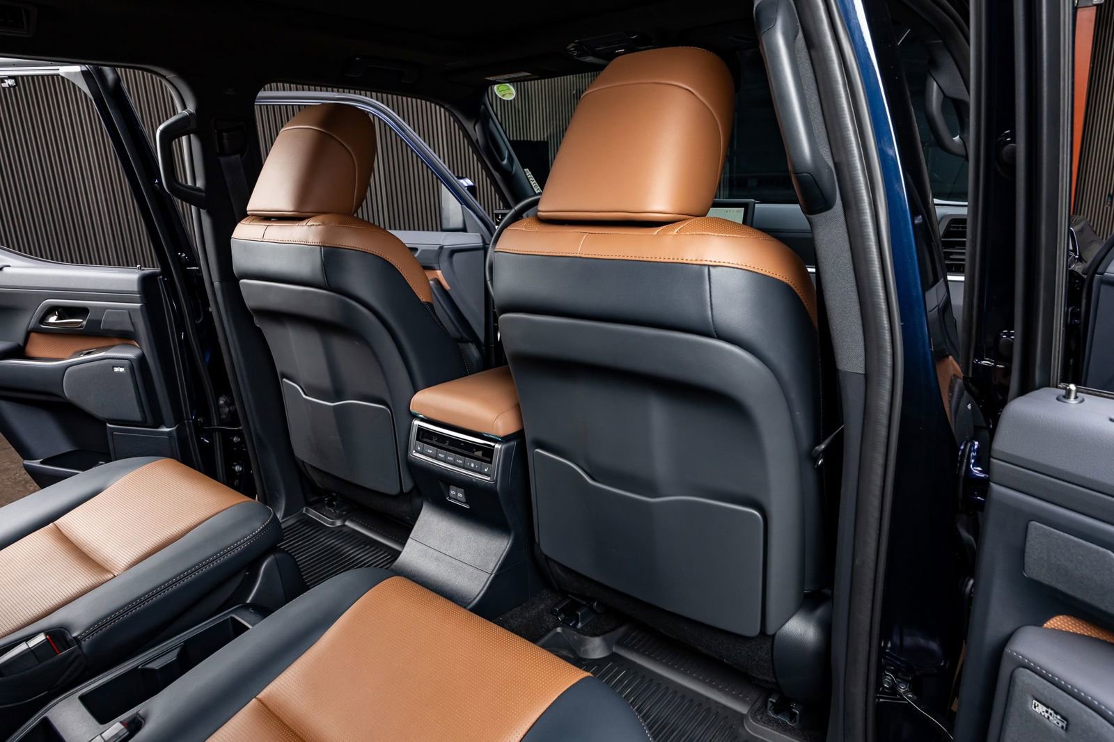 Used 2025 Lexus GX 550 w/ Accessory Package (2T) image 32