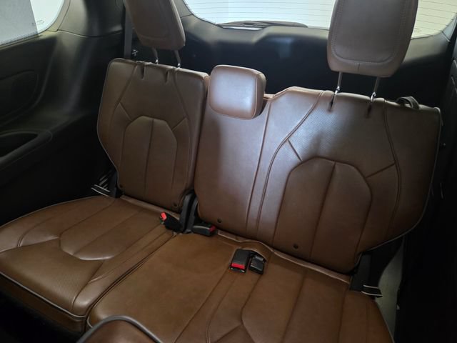 Used 2021 Chrysler Pacifica Limited w/ Uconnect Theater Family Group FWD image 16