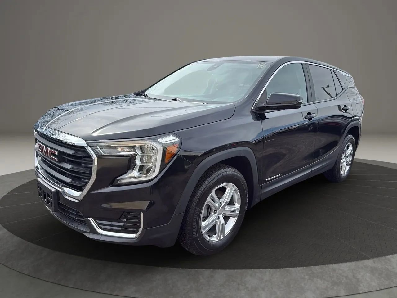 Used 2022 GMC Terrain SLE image 1
