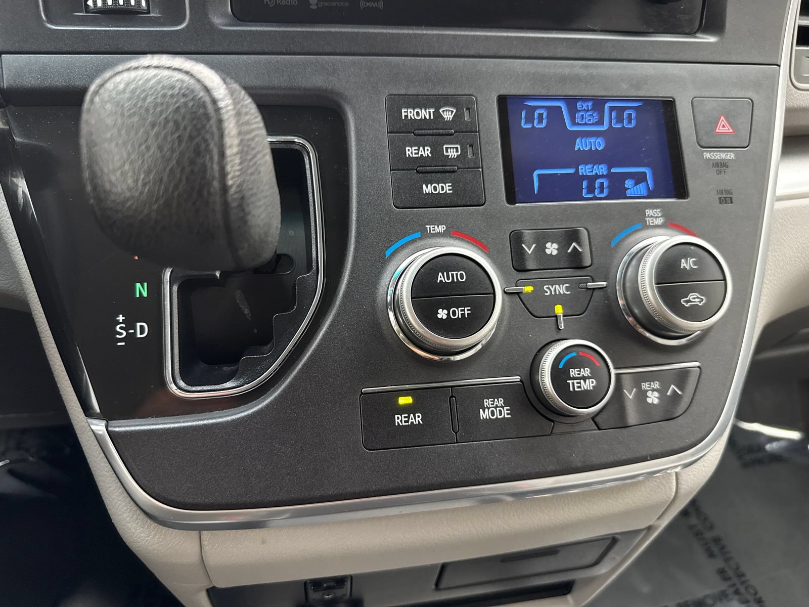 Used 2017 Toyota Sienna LE FWD image 28