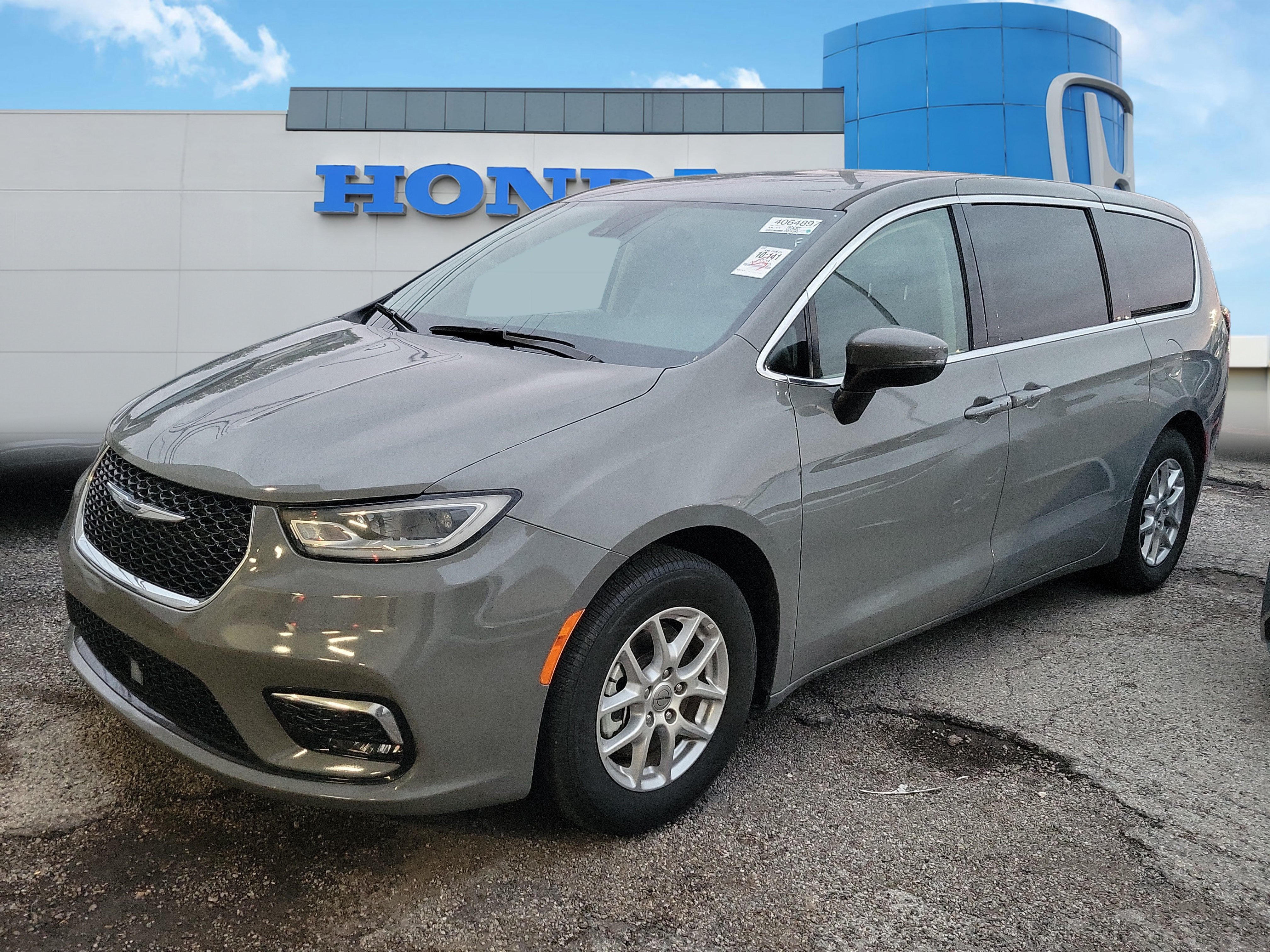 Used 2023 Chrysler Pacifica Touring-L FWD image 2