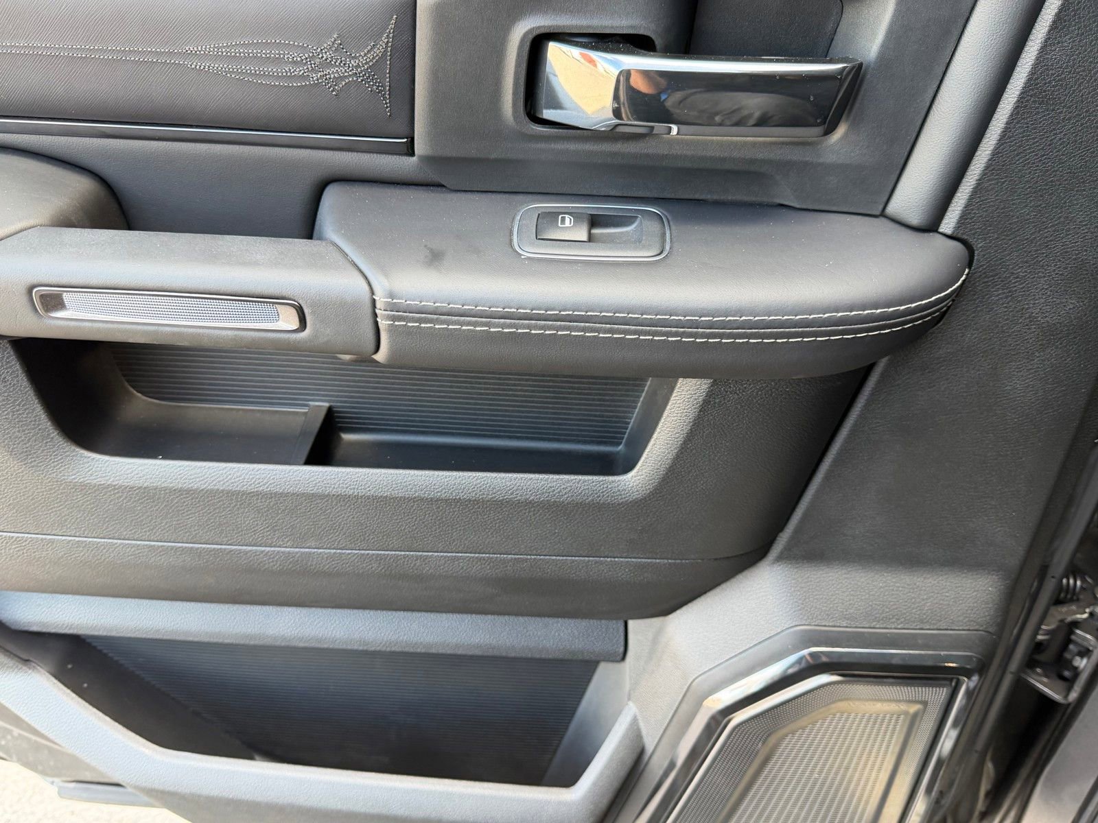 Used 2024 RAM 2500 Limited image 27