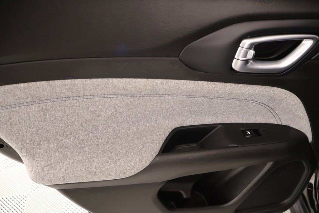 Used 2025 Jeep Compass Latitude image 16