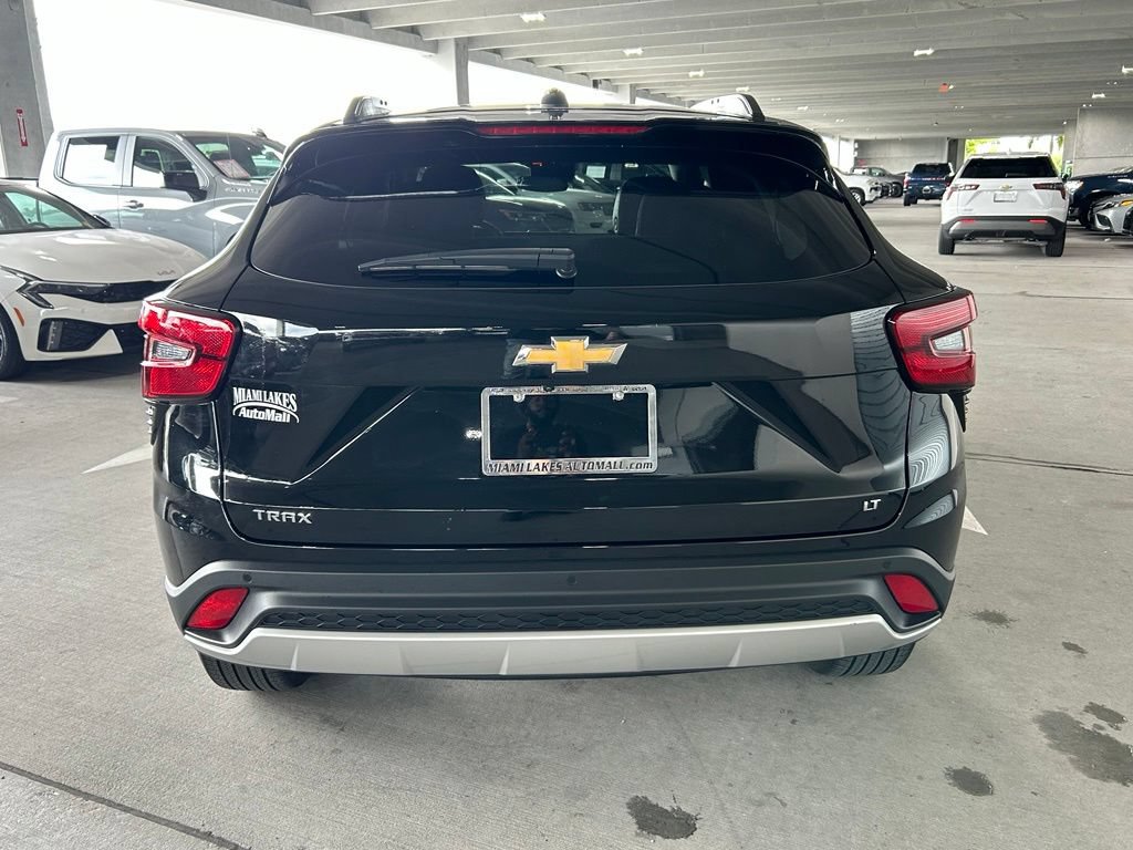 Used 2025 Chevrolet Trax LT w/ Driver Confidence Package FWD image 4