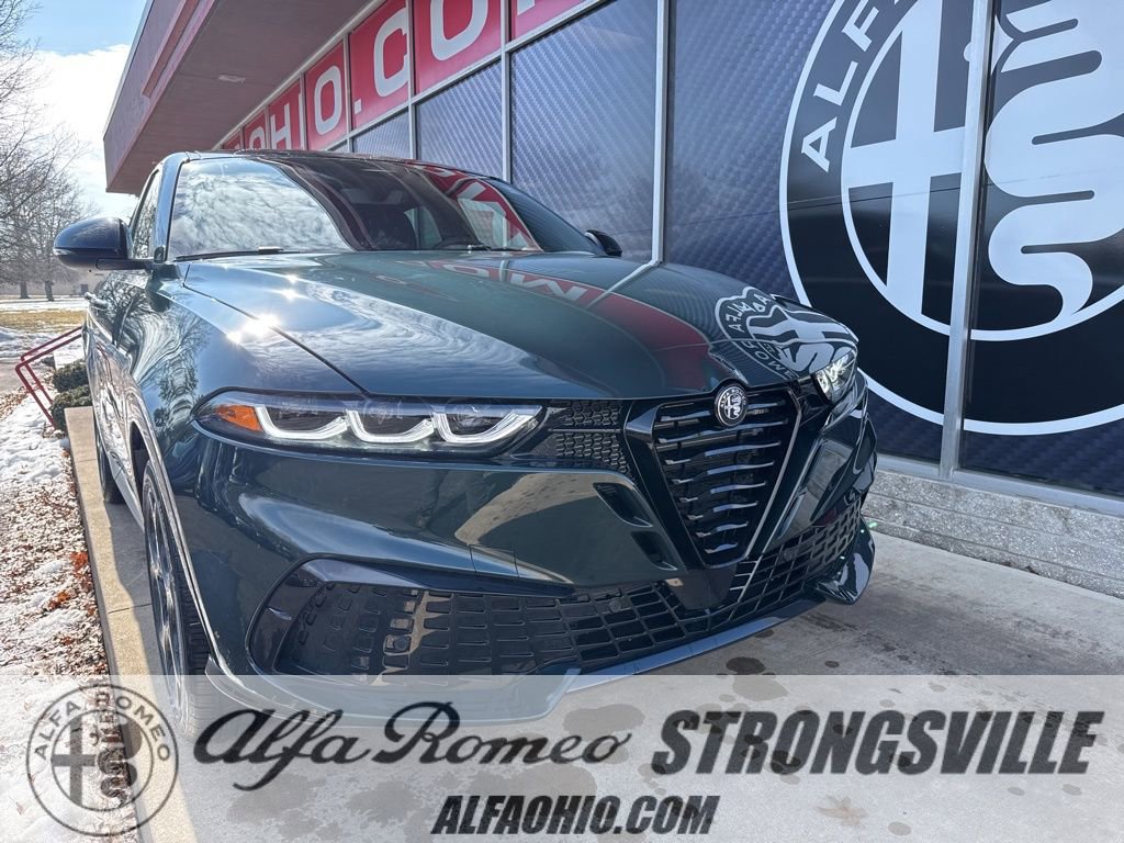 New 2026 Alfa Romeo Tonale Sprint w/ Black Premium Package