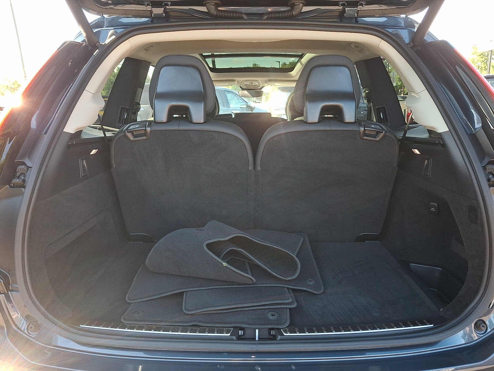 Used 2025 Volvo XC90 B6 Plus AWD/4WD image 32