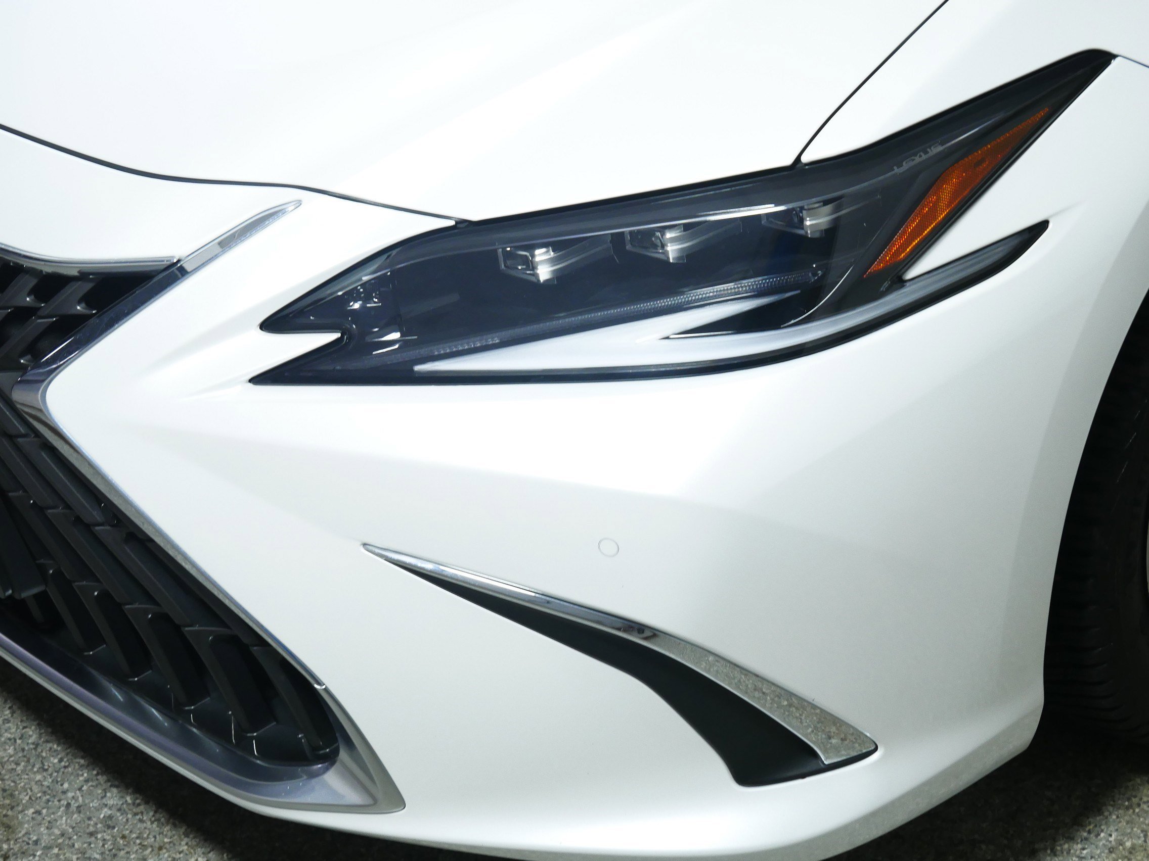 Used 2023 Lexus ES 350 Ultra Luxury w/ Accessory Package (Z1) image 16
