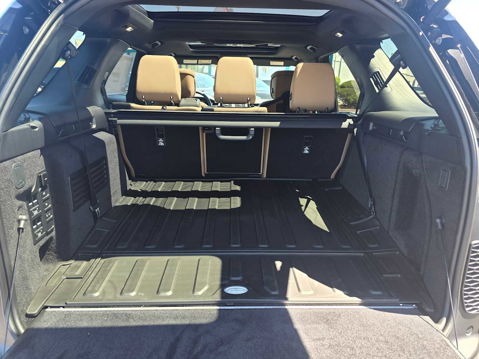 New 2025 Land Rover Discovery Dynamic SE image 17