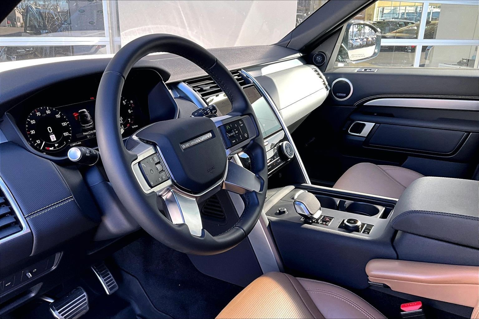 Used 2025 Land Rover Discovery Dynamic SE image 12